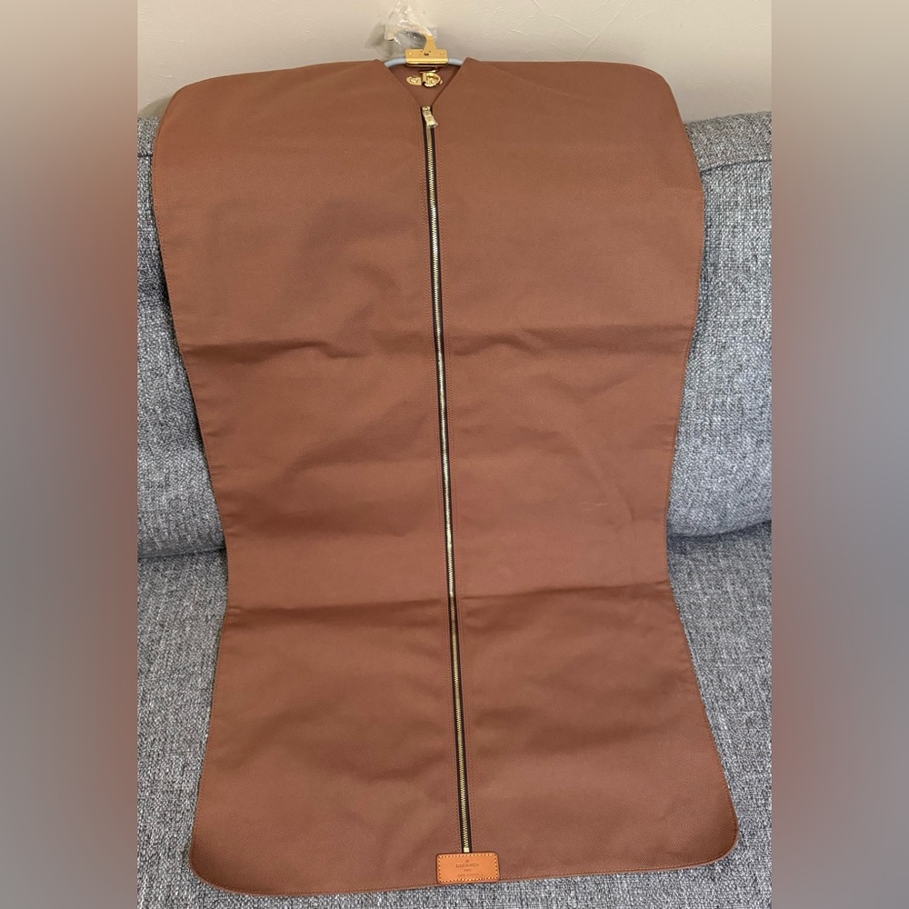 NWOT AUTHENTIC LOUIS VUITTON Garment Bag with Zipper and hanger